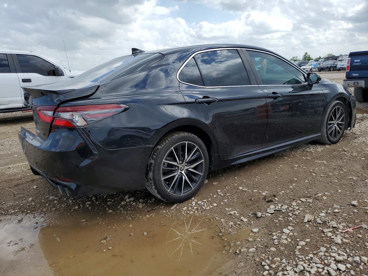 2021 Toyota Camry Se - Фото 3