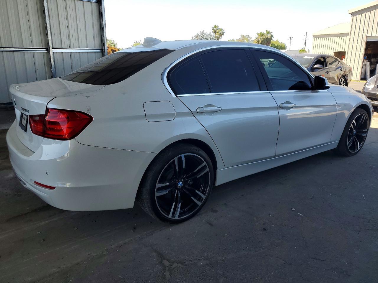 2015 BMW 328I - Фото 3