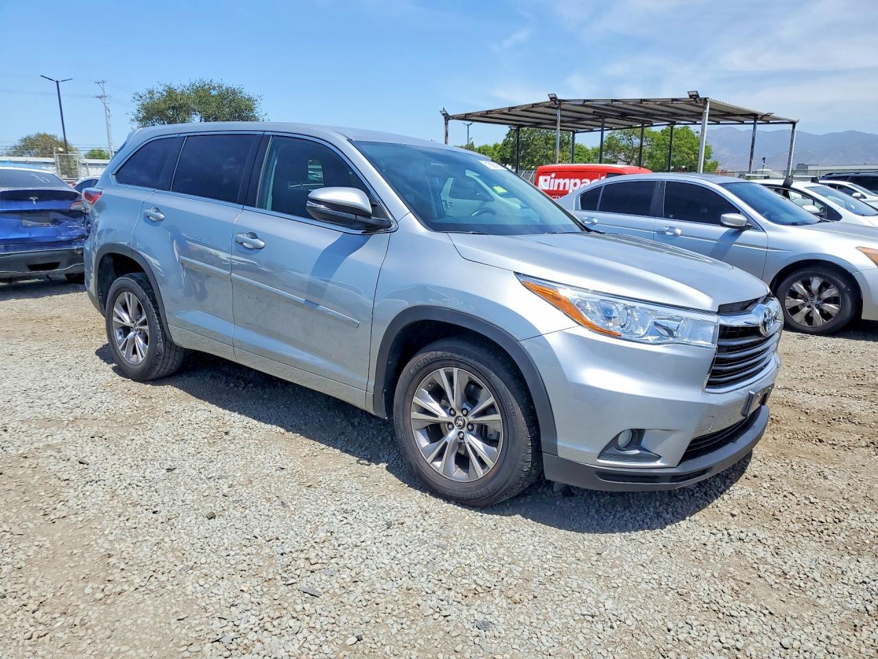 2016 Toyota Highlander Le Plus - Image 4