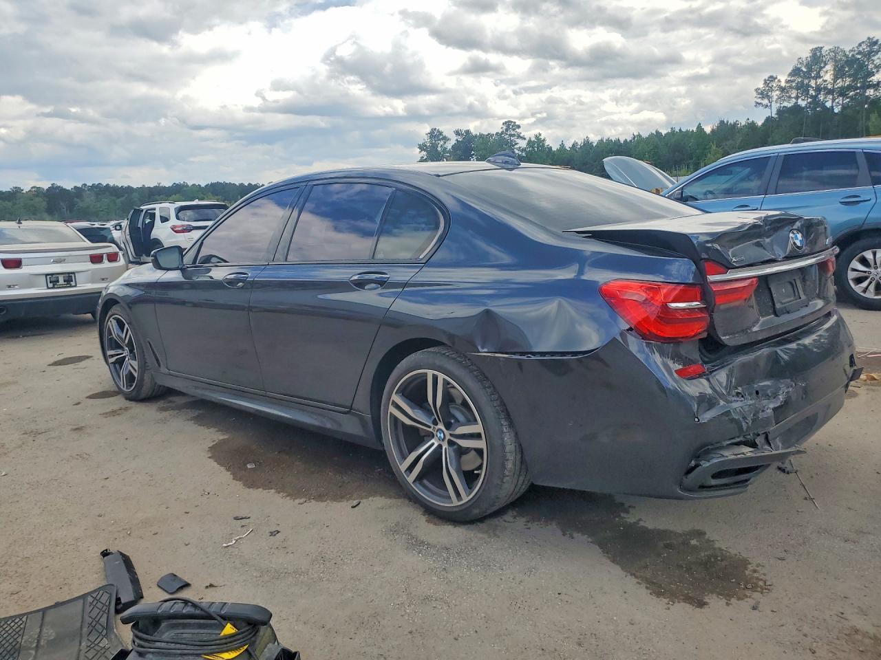2018 BMW 750 Xi - Image 2