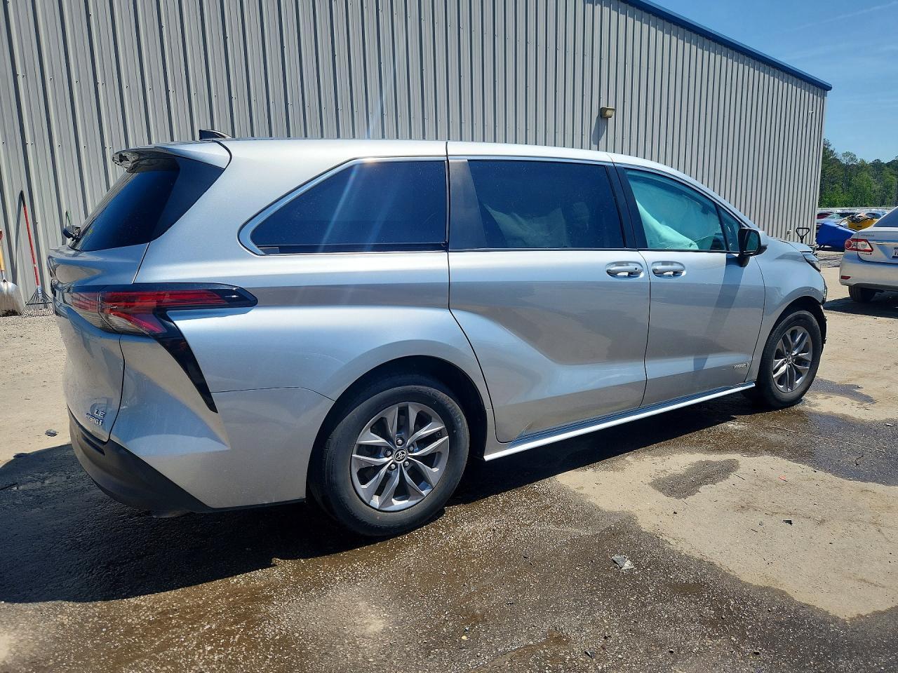 2021 Toyota Sienna Le - Image 3
