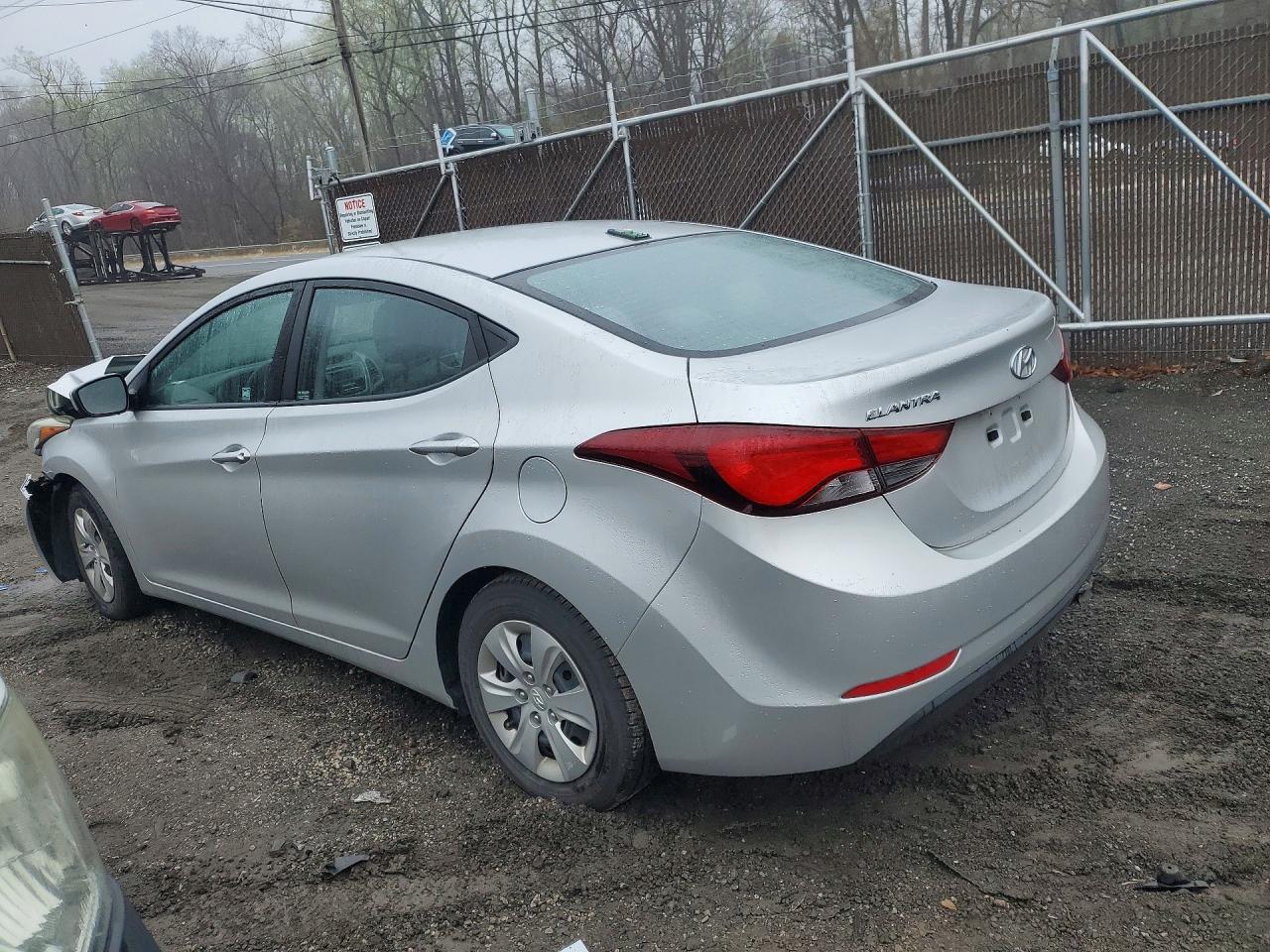 2016 Hyundai Elantra Se - Фото 2