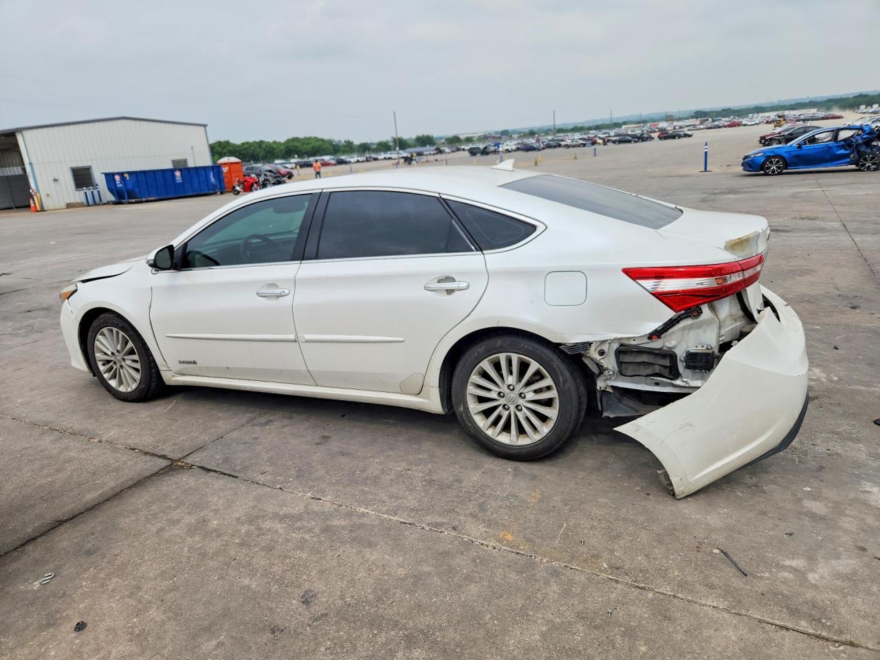 2015 Toyota Avalon Hybrid Limited - Image 2