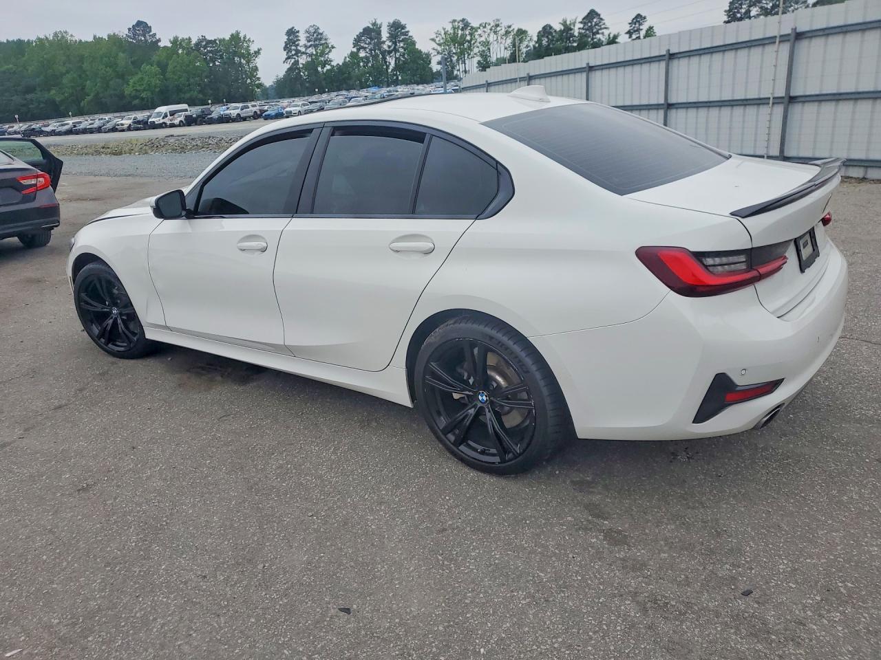 2022 BMW 330Xi - Фото 2