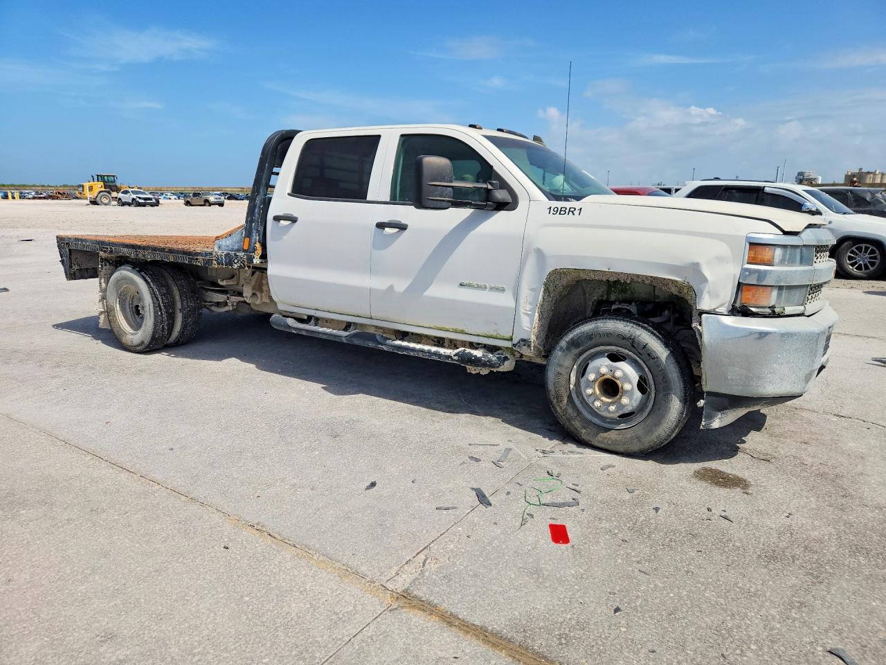 2019 Chevrolet Silverado C3500 6.0L V-8 Flat Bed - Image 4