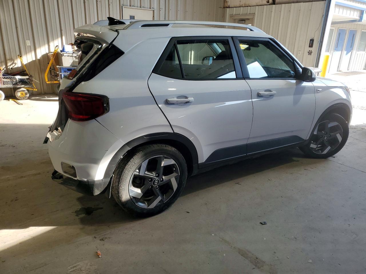 2022 Hyundai Venue Sel - Image 3