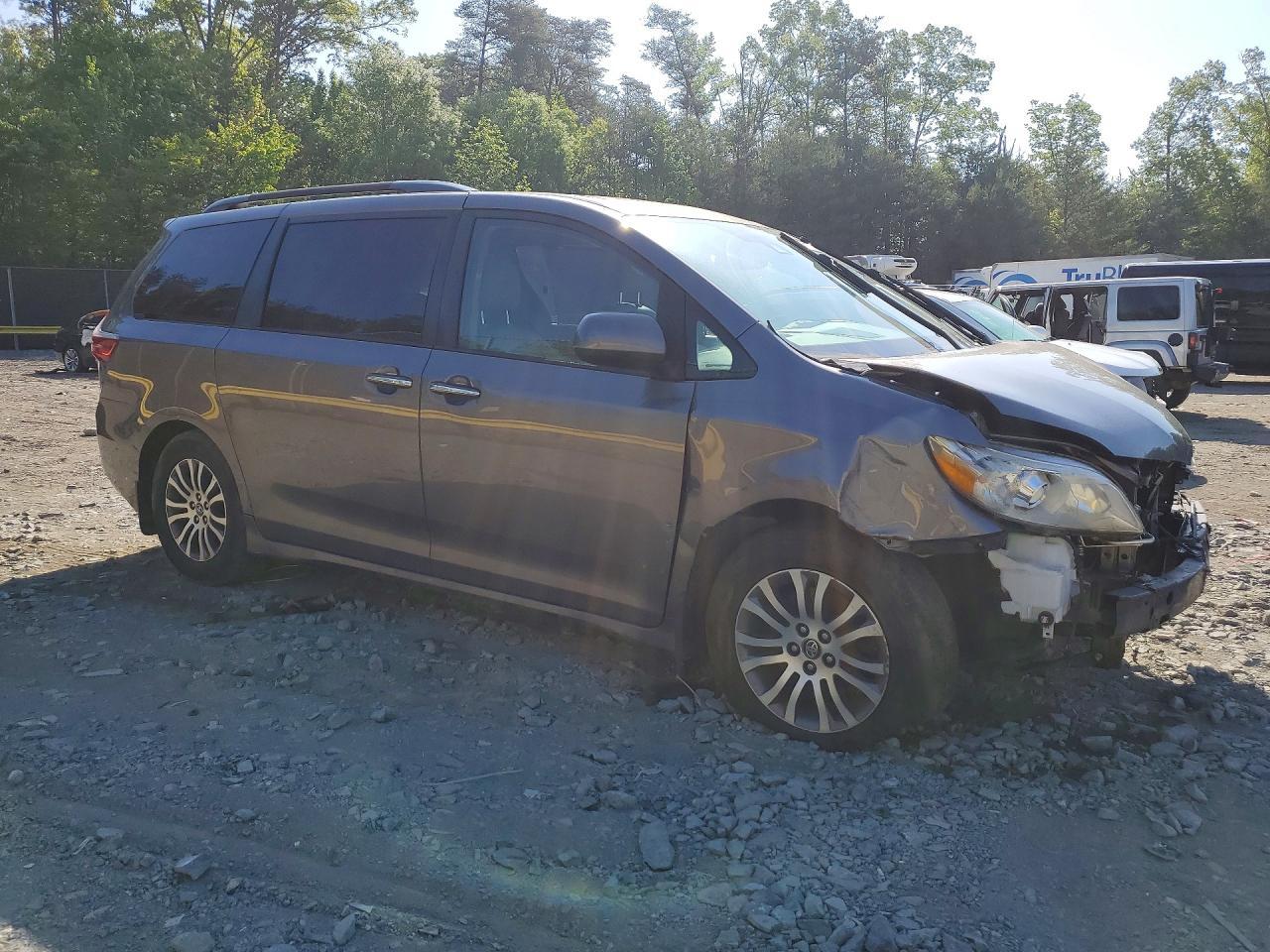 2018 Toyota Sienna Xle 8-Passenger - Image 4