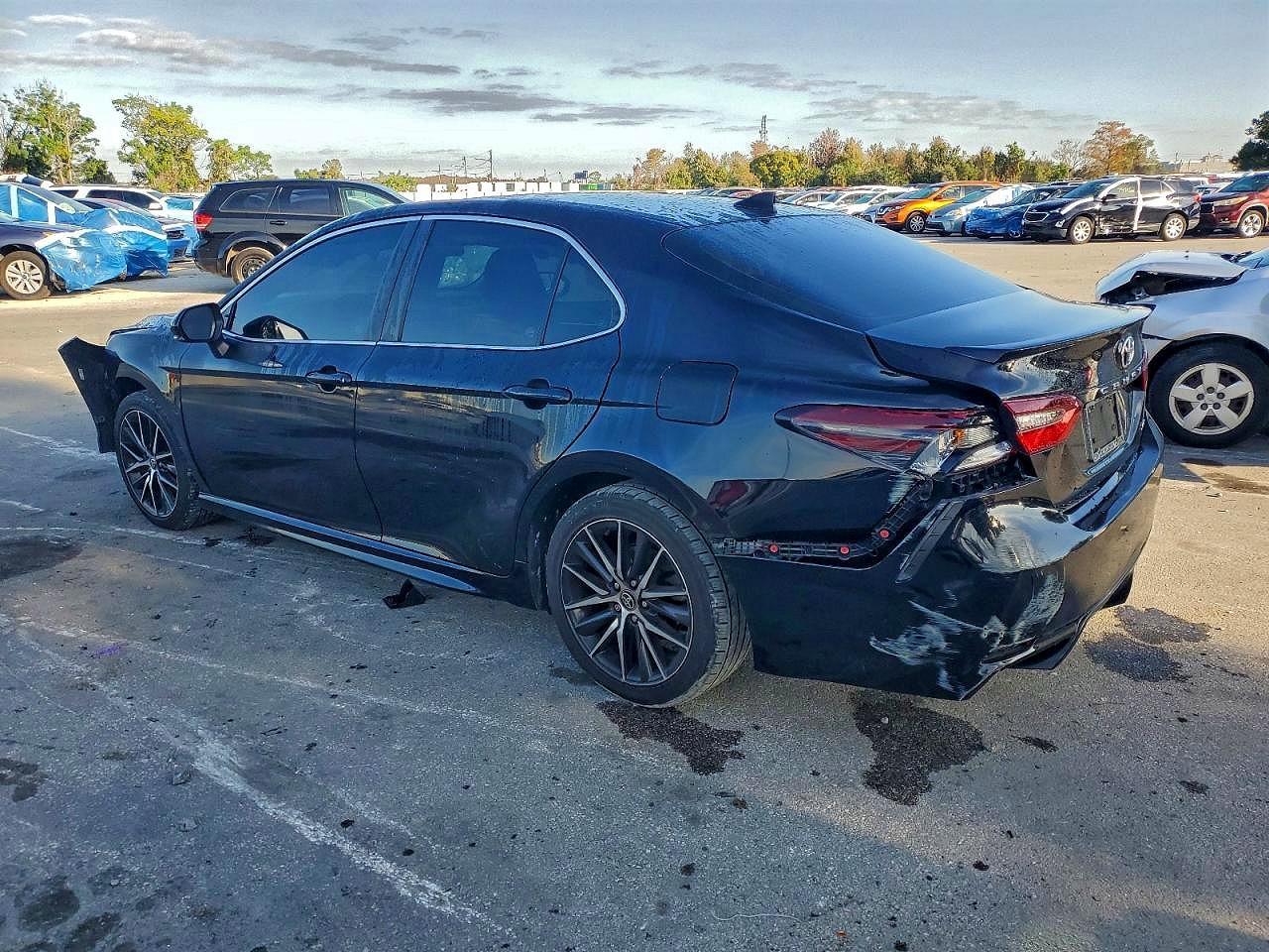 2022 Toyota Camry Se - Фото 2