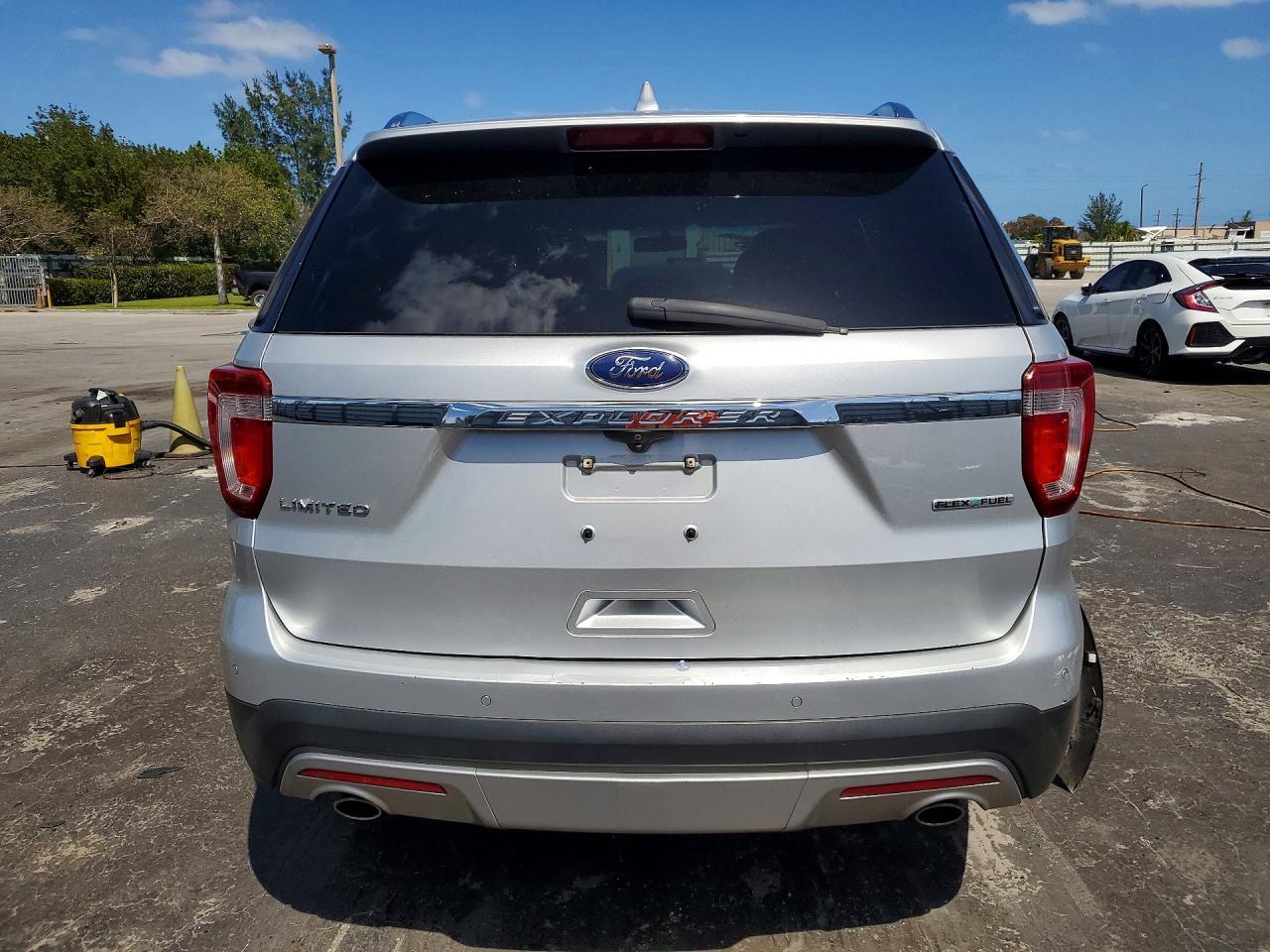 2016 Ford Explorer Limited - Image 6