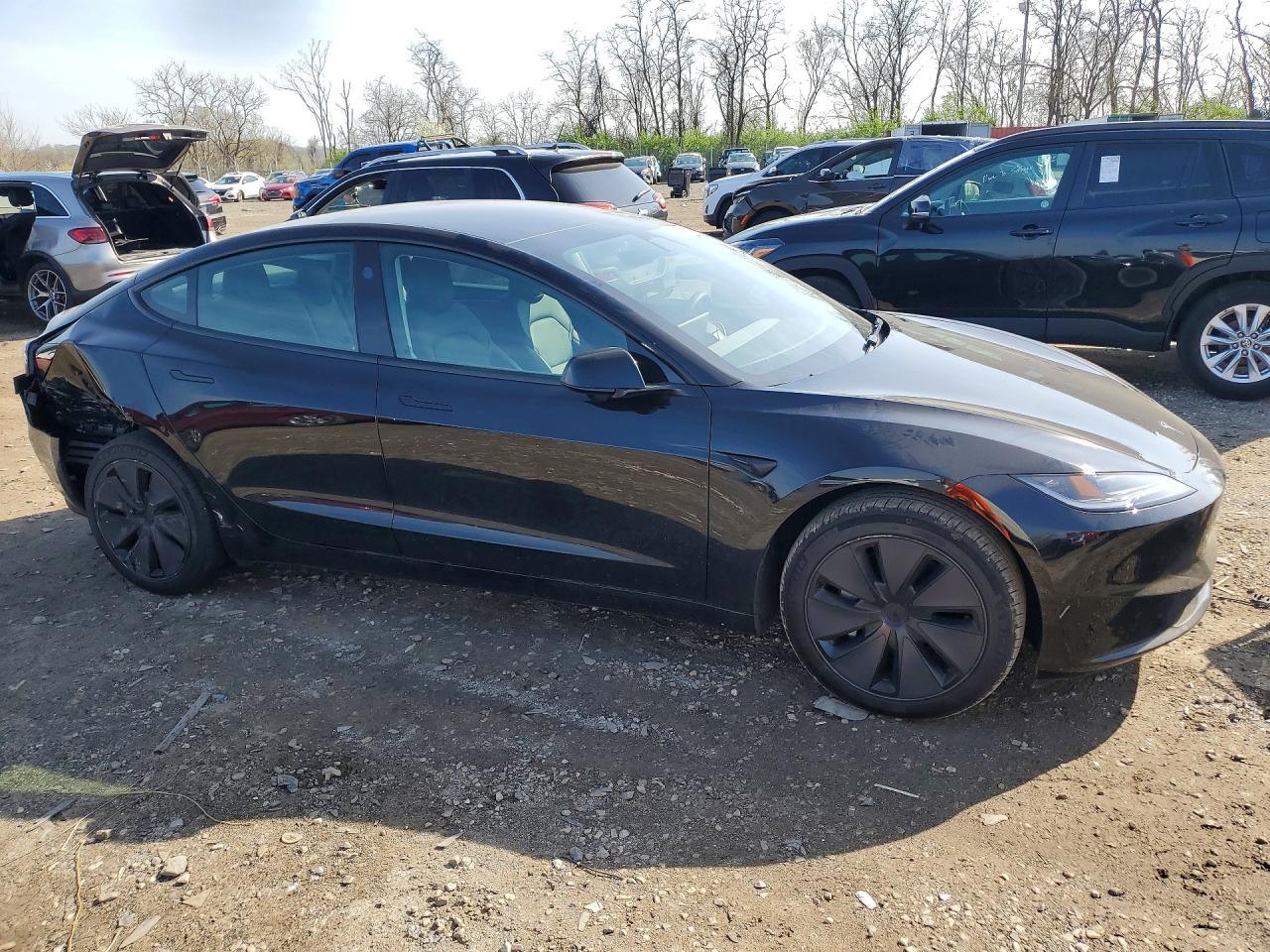 2025 Tesla Model 3 - Фото 4