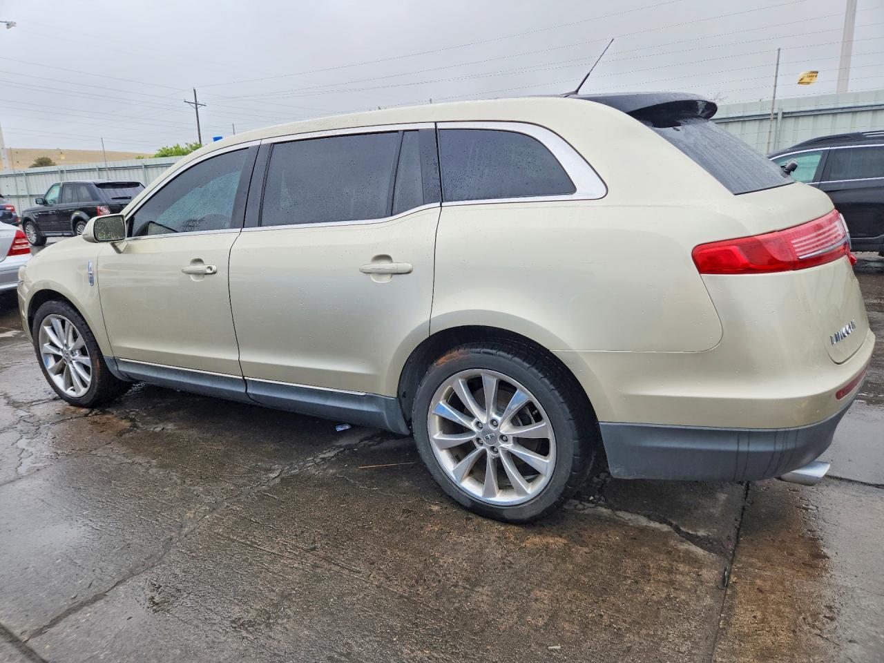 2011 Lincoln Mkt - Image 2