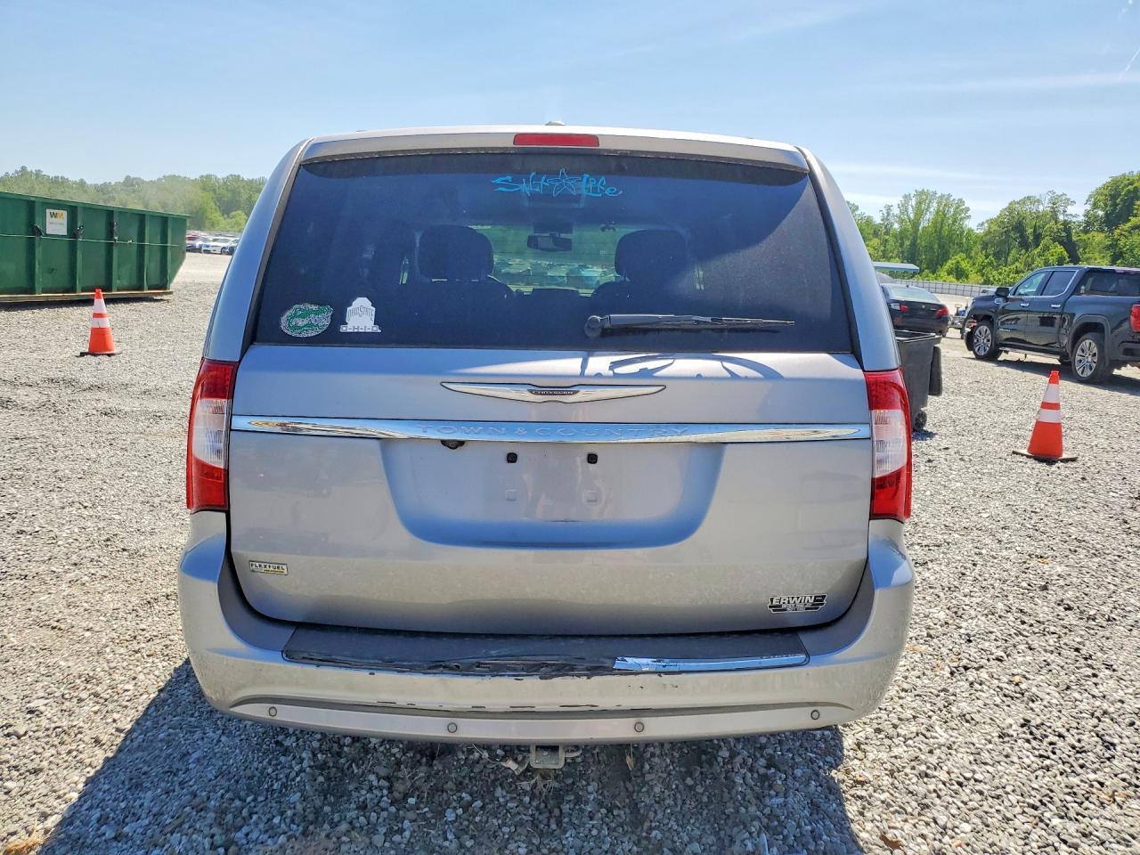2013 Chrysler Town & Country Touring L - Фото 6