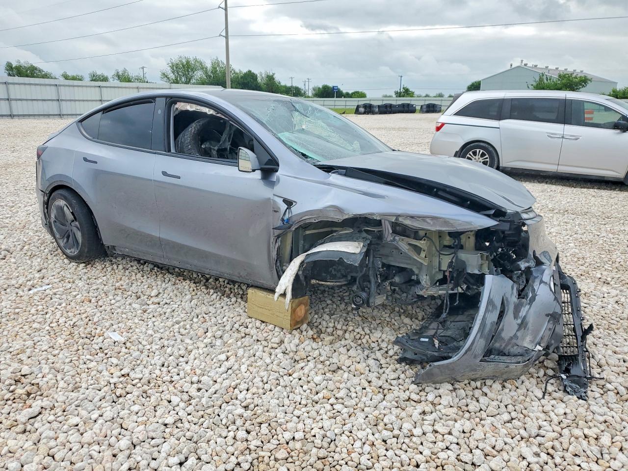 2026 Tesla Model Y - Фото 4