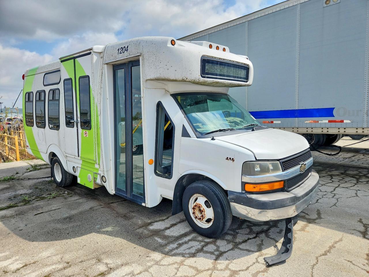 2013 Chevrolet Express G4500 - Image 4