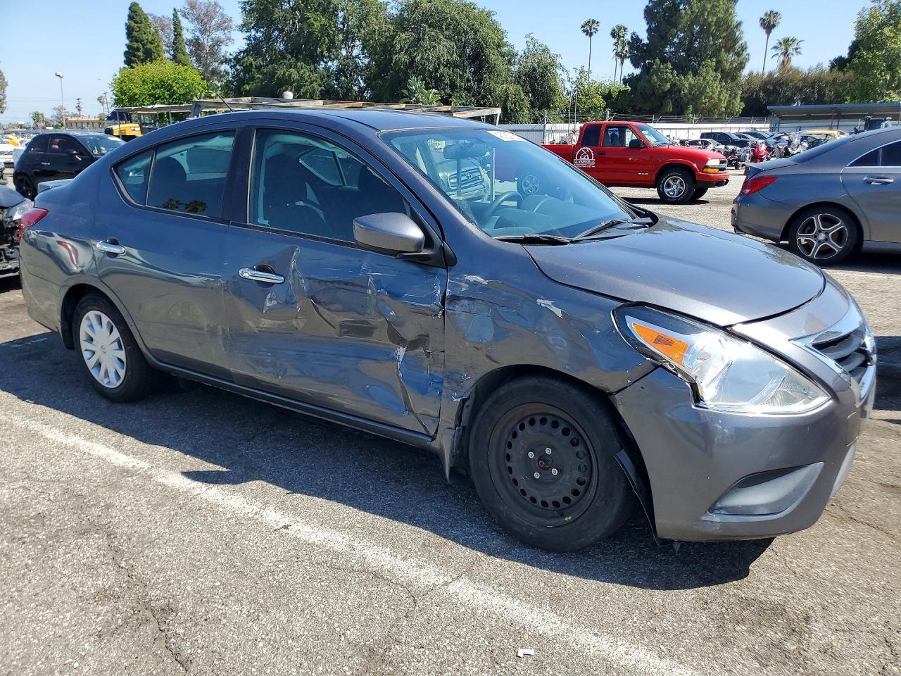 2018 Nissan Versa Sv - Image 4