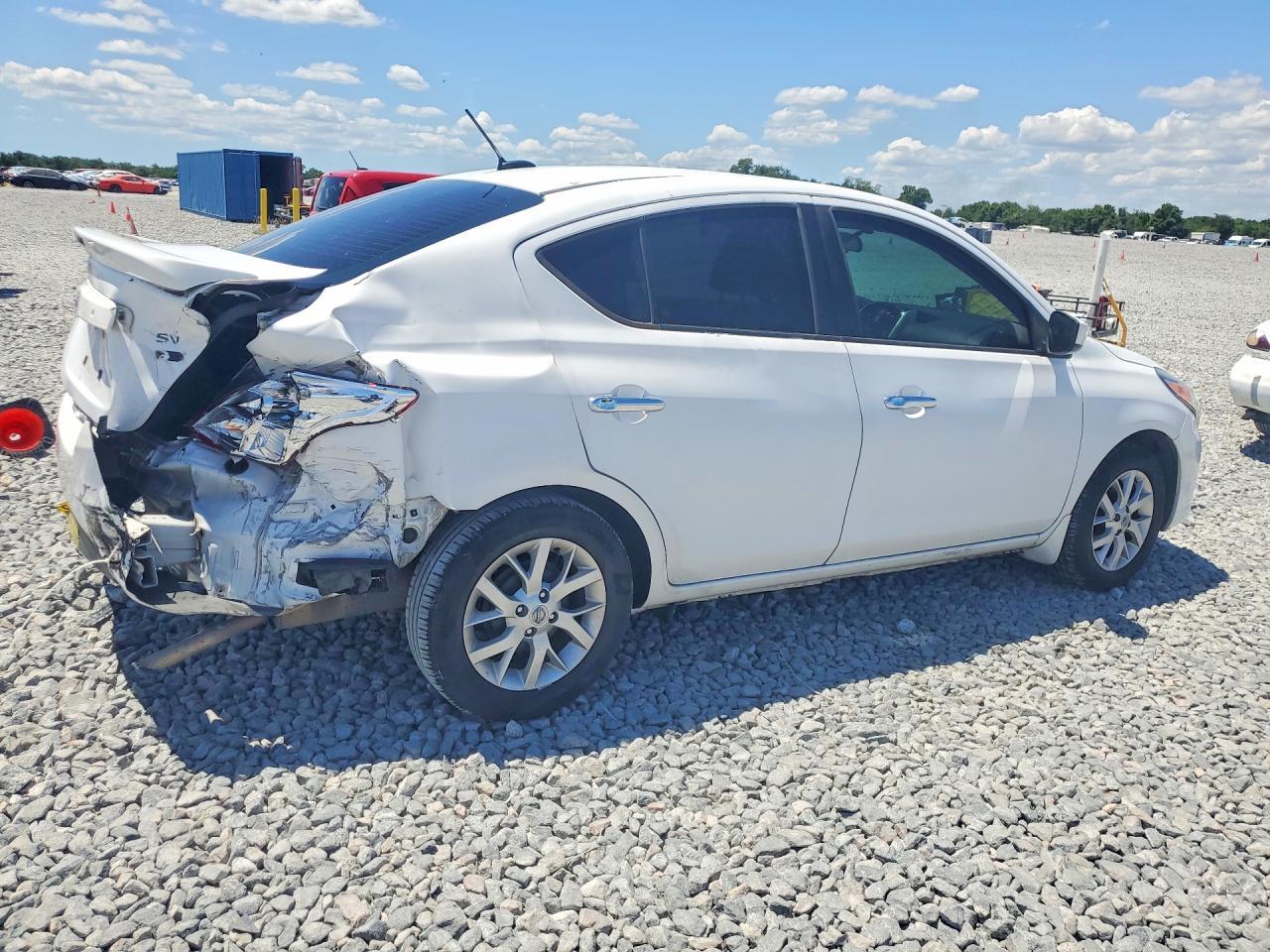 2018 Nissan Versa Sv - Image 3