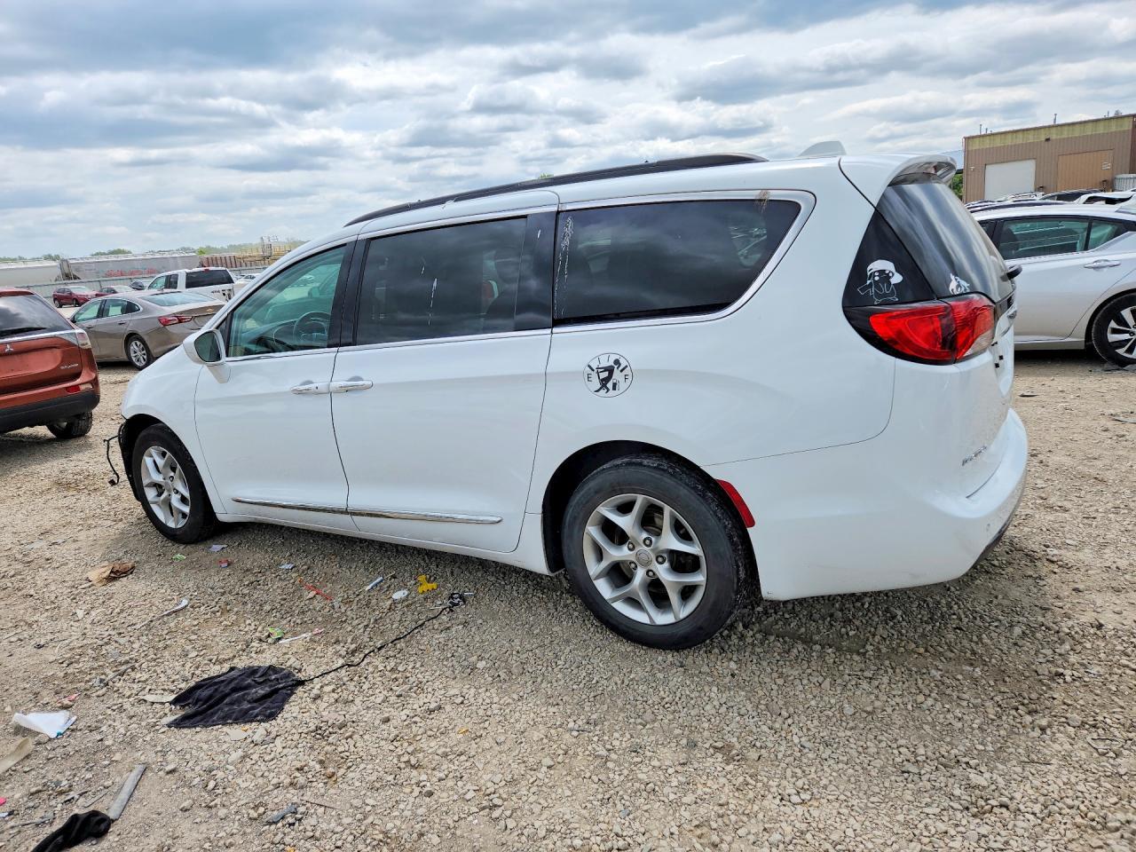 2017 Chrysler Pacifica Touring L - Фото 2