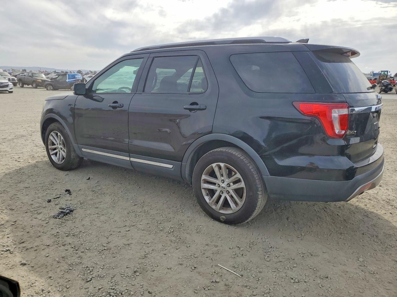 2017 Ford Explorer Xlt - Image 2