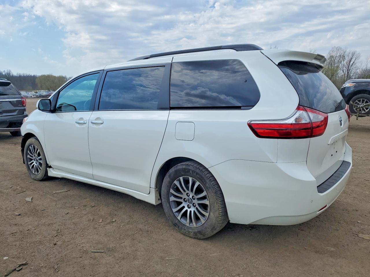 2019 Toyota Sienna Xle 8-Passenger - Фото 2