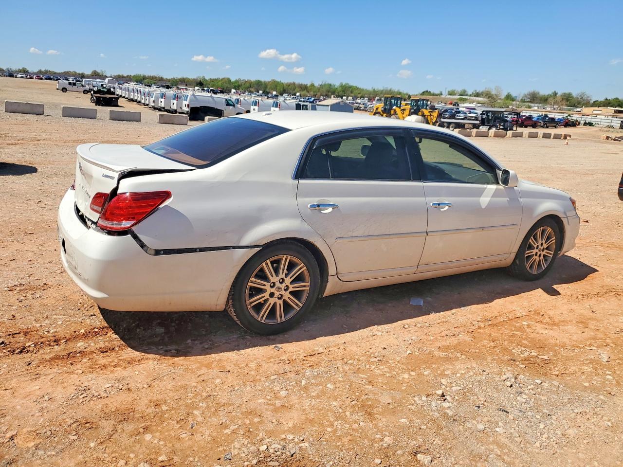 2010 Toyota Avalon Limited - Image 3