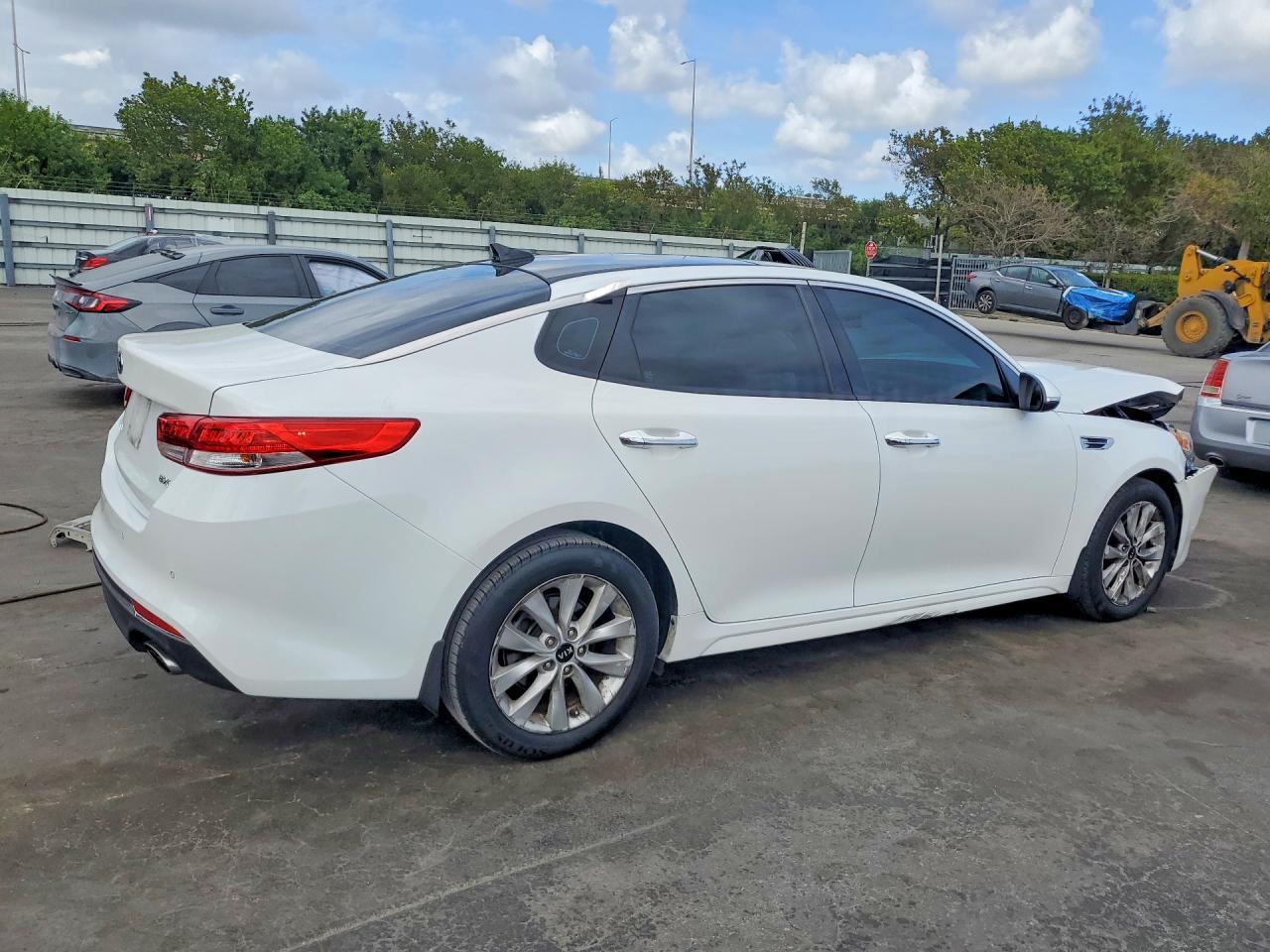 2018 Kia Optima Ex - Image 3