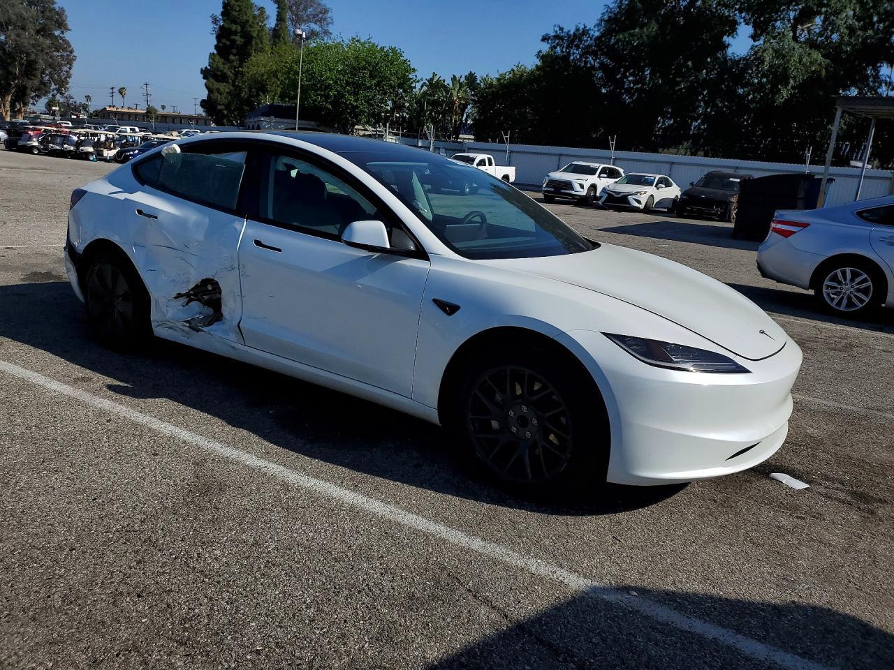 2025 Tesla Model 3 - Фото 4