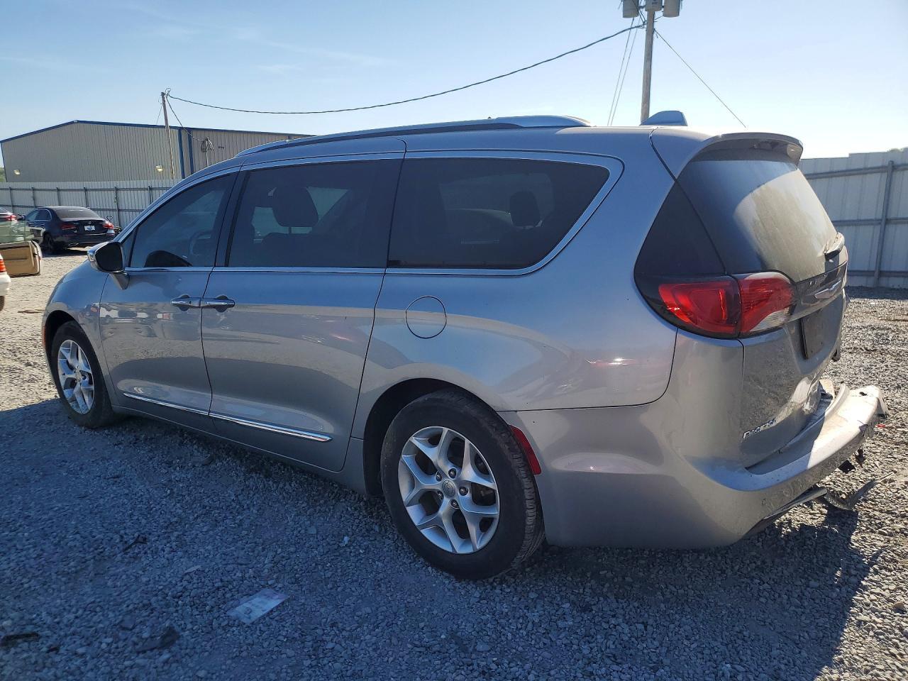 2019 Chrysler Pacifica - Image 2
