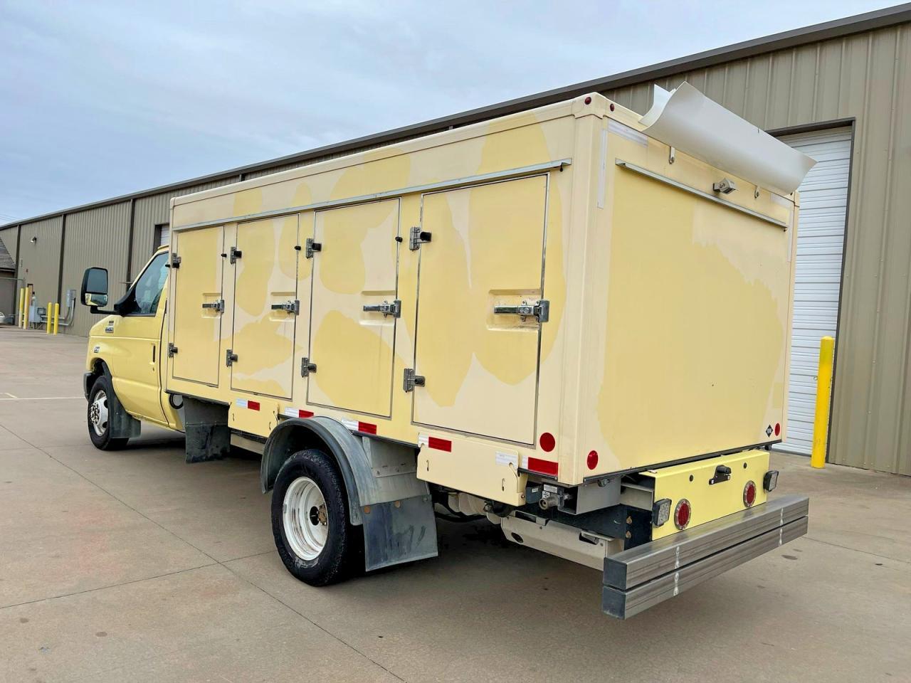 2021 Ford Econoline E450 Super Duty Cutaway Van - Фото 3