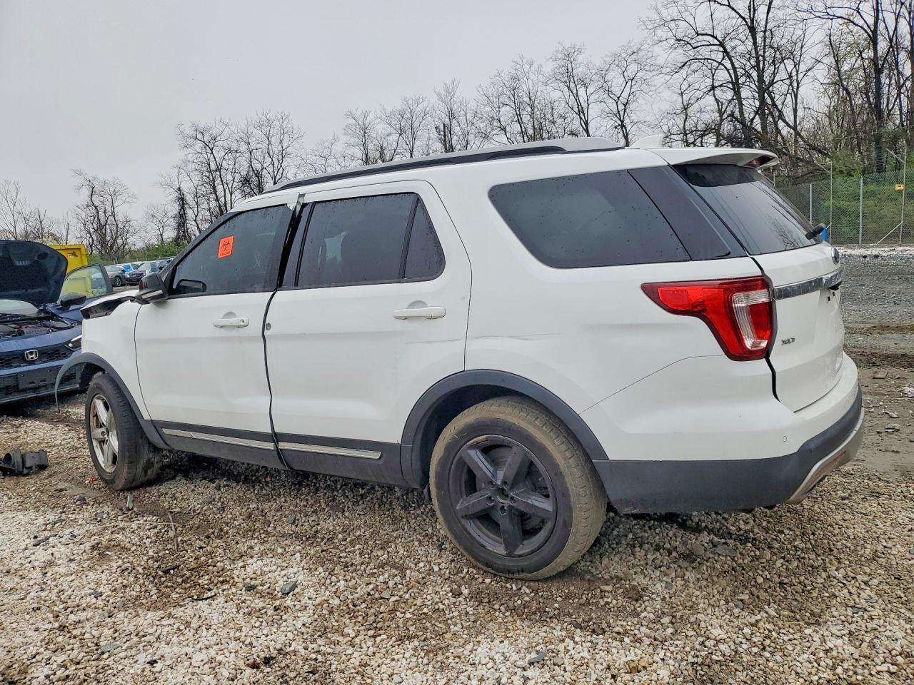 2017 Ford Explorer Xlt - Image 2