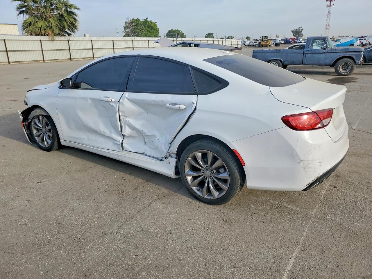 2015 Chrysler 200 S - Фото 2