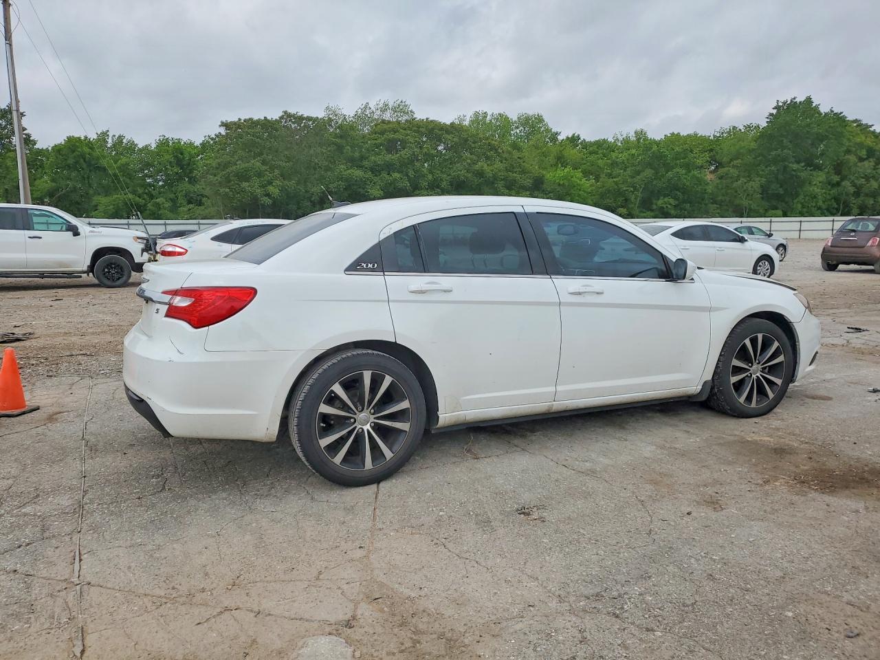 2013 Chrysler 200 Limited - Фото 3