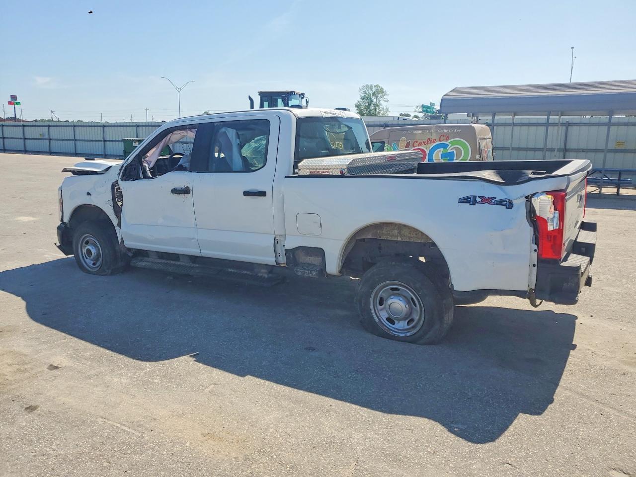 2025 Ford F250 Super Duty - Фото 2