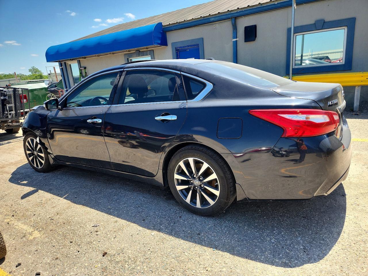 2017 Nissan Altima 2.5 Sv - Image 2