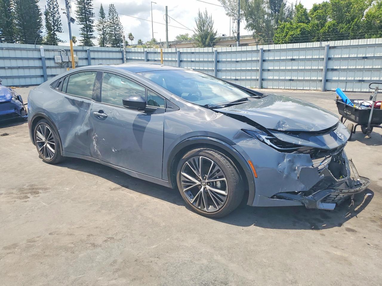 2025 Toyota Prius Limited - Фото 4