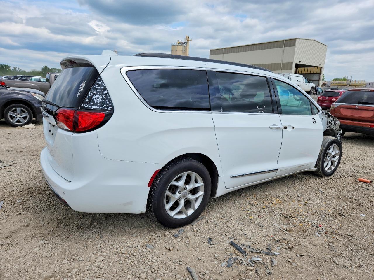 2017 Chrysler Pacifica Touring L - Фото 3