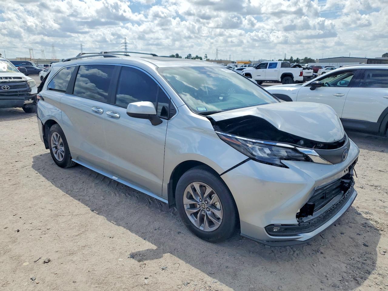 2025 Toyota Sienna Xle 8-Passenger - Image 4