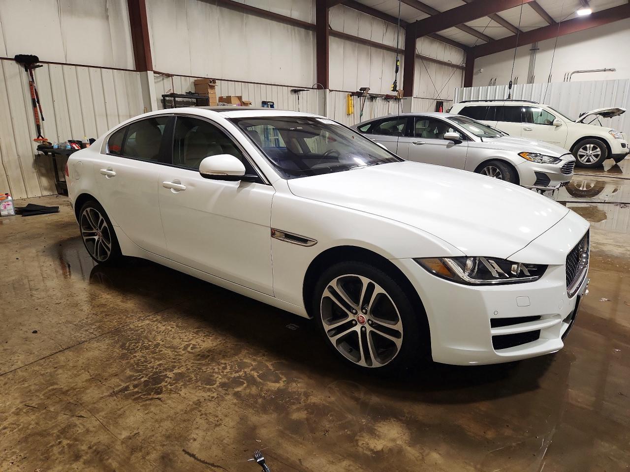 2017 Jaguar Xe Premium - Image 4