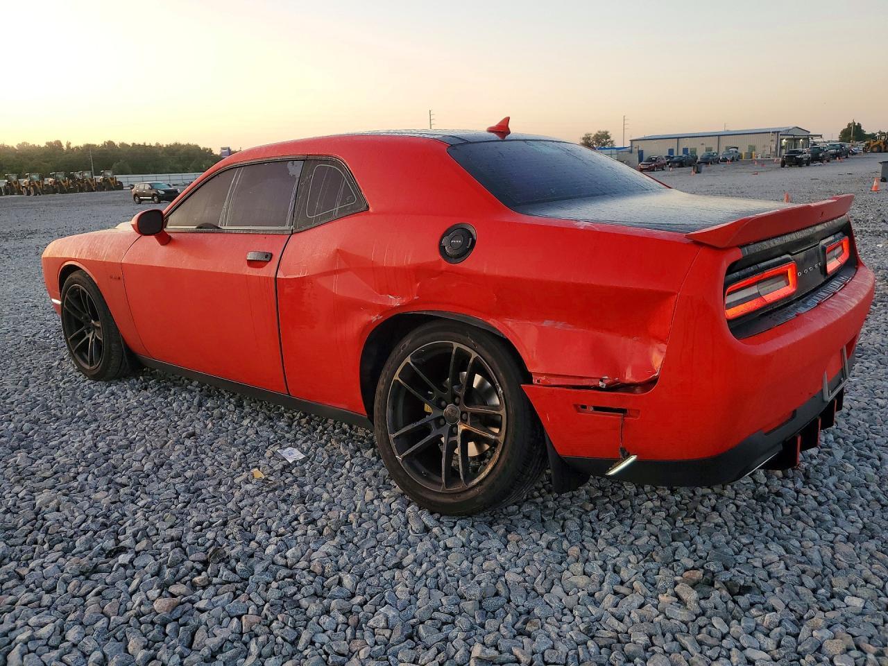 2016 Dodge Challenger R - Фото 2