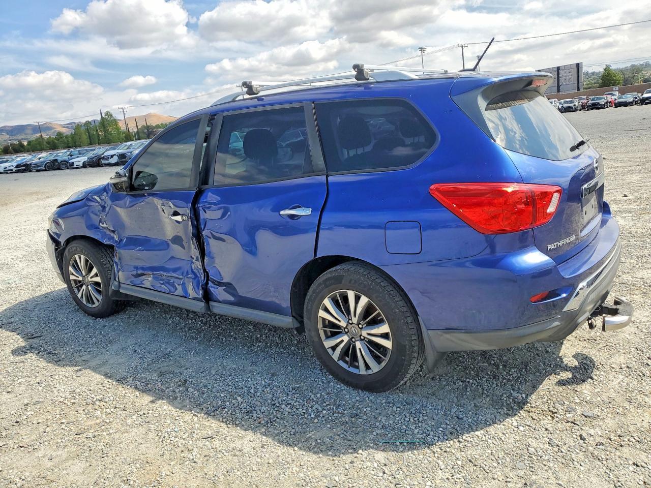 2018 Nissan Pathfinder S - Image 2