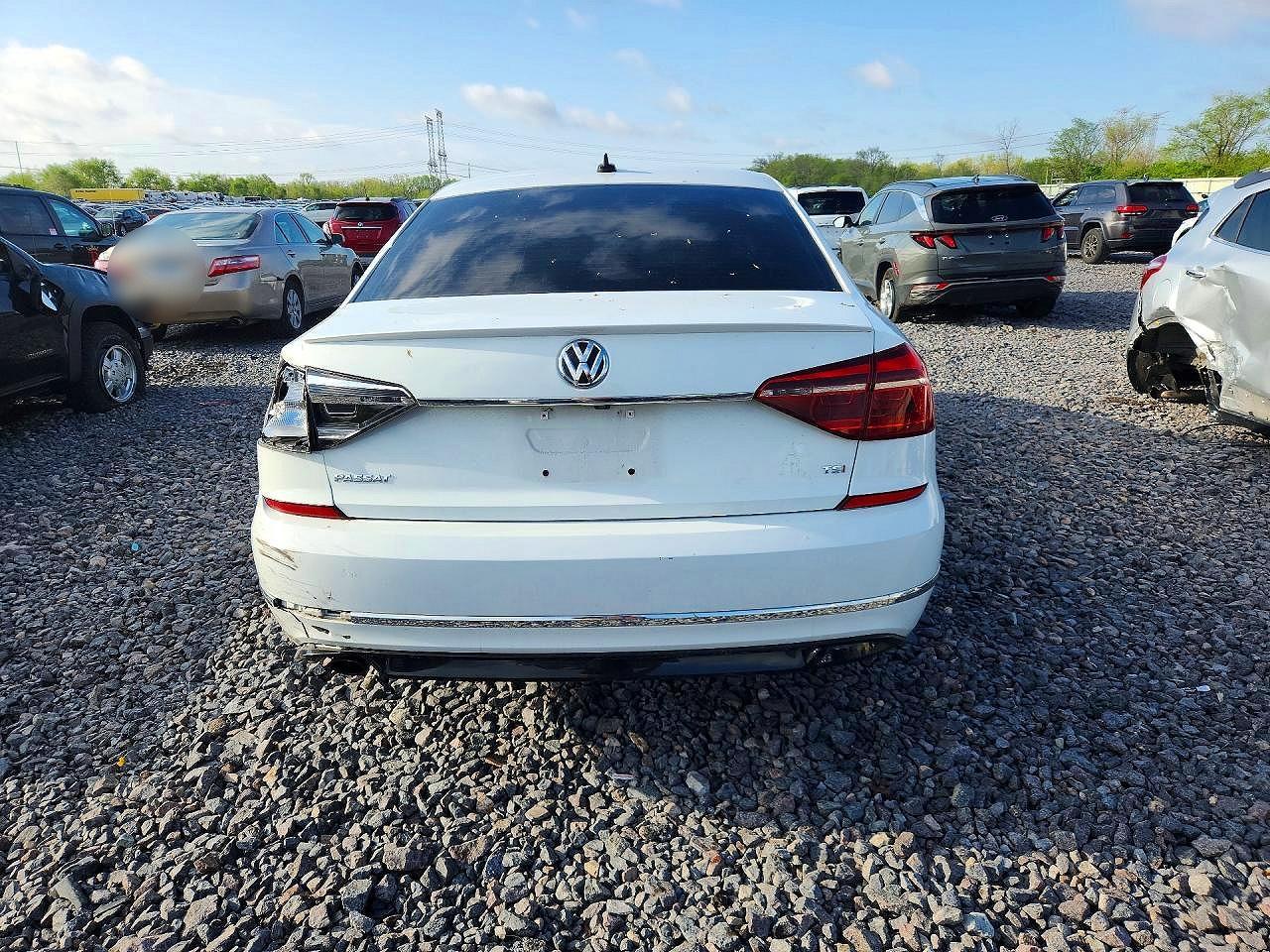 2017 Volkswagen Passat R-Line - Image 6