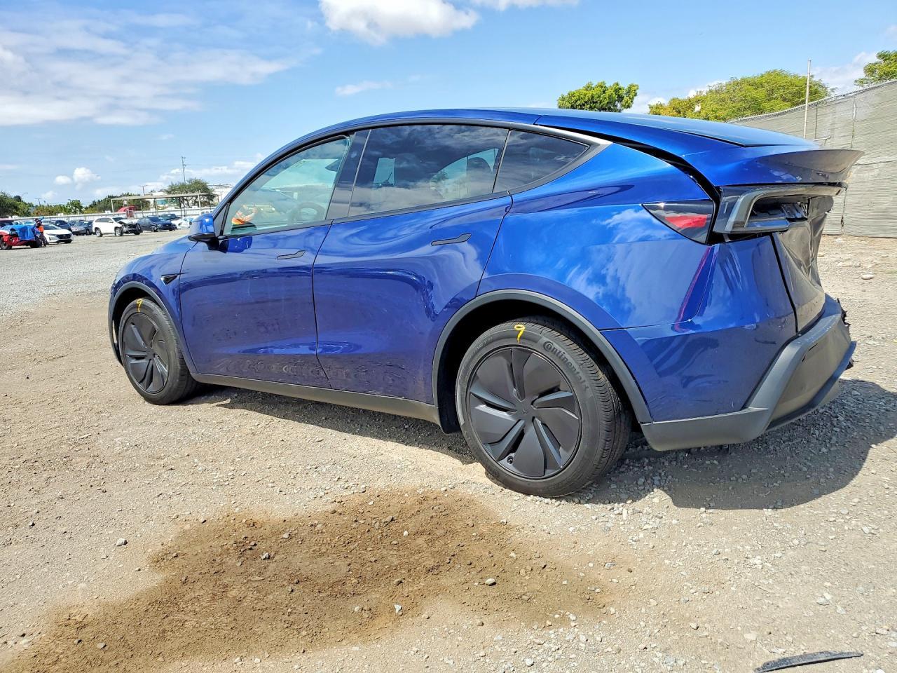 2026 Tesla Model Y - Фото 2