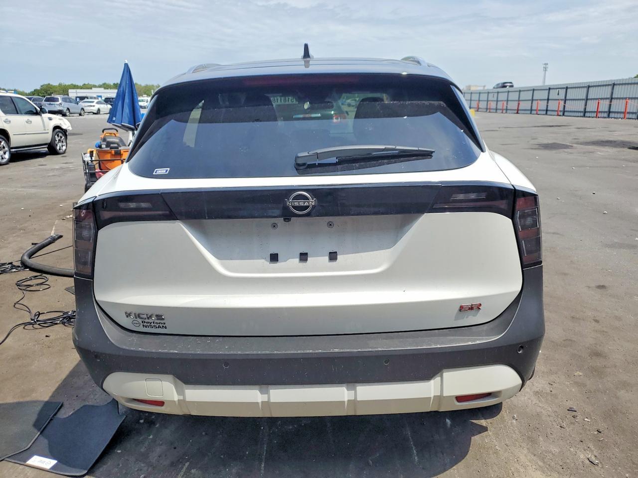 2025 Nissan Kicks Sr - Image 6