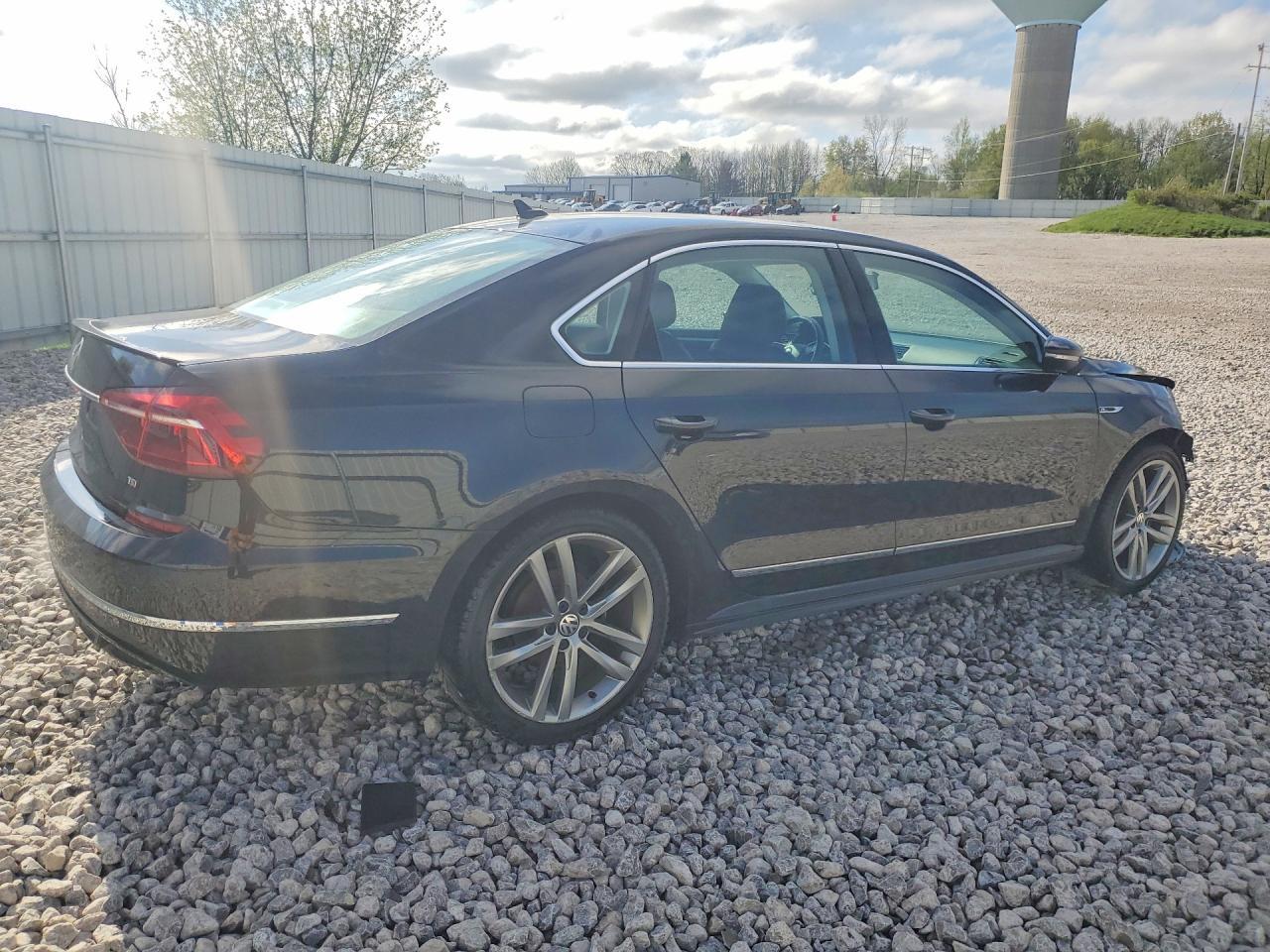 2017 Volkswagen Passat R-Line - Image 3