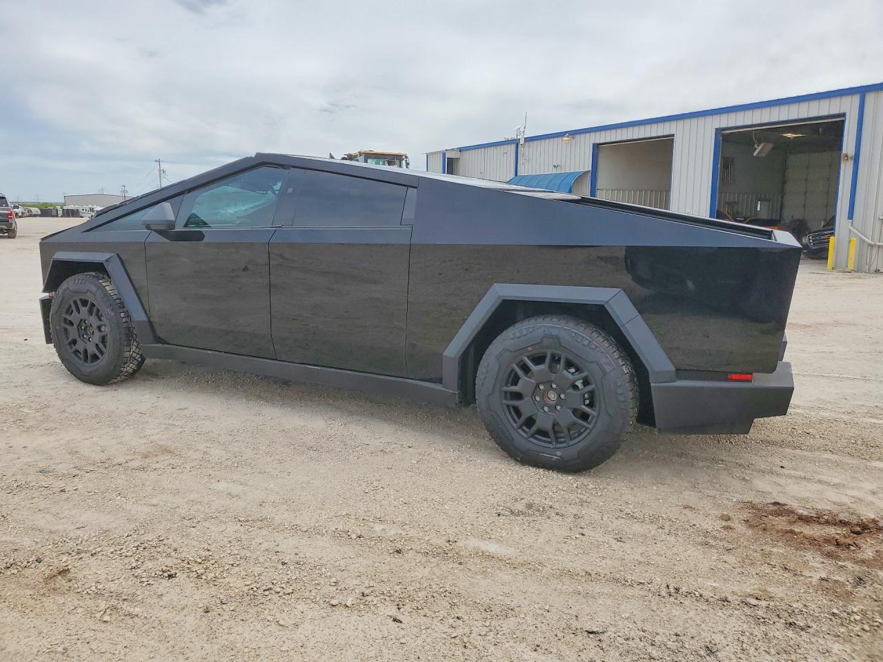 2024 Tesla Cybertruck - Фото 2