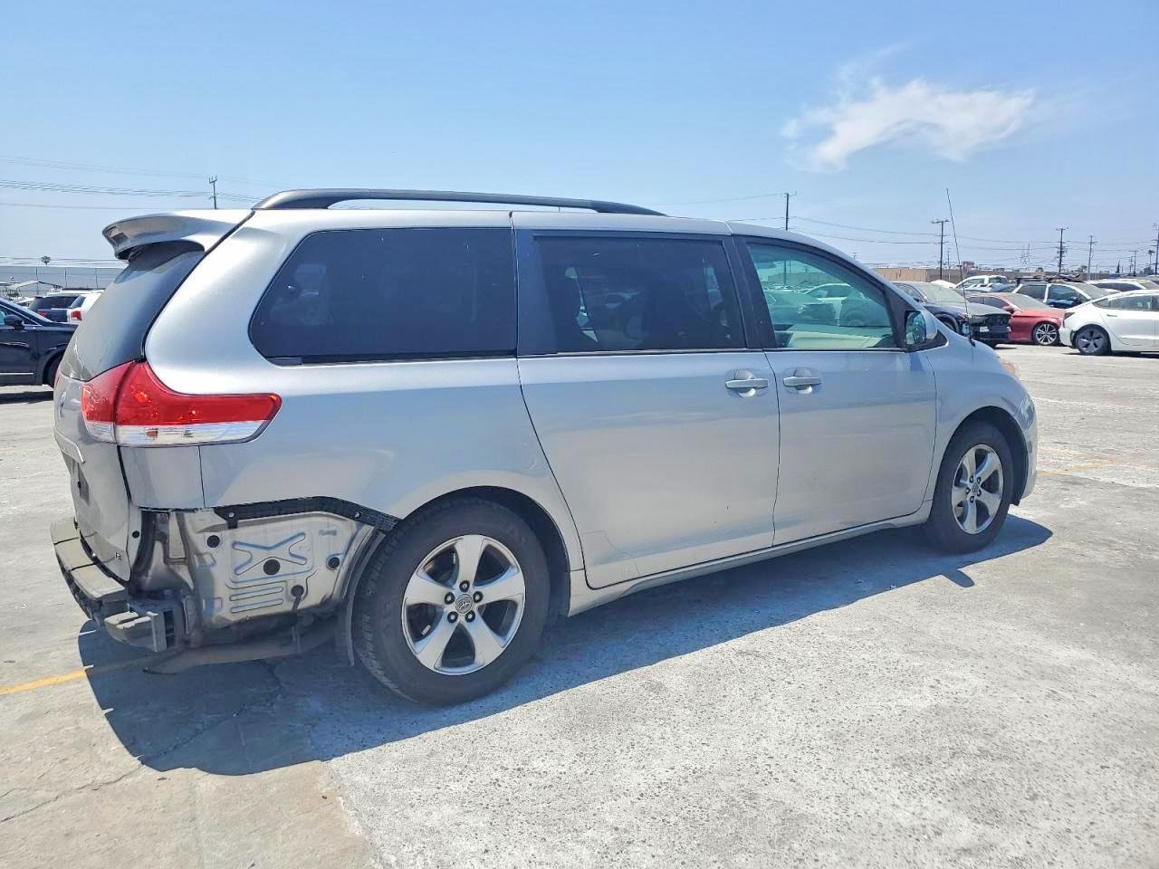 2012 Toyota Sienna Le - Image 3