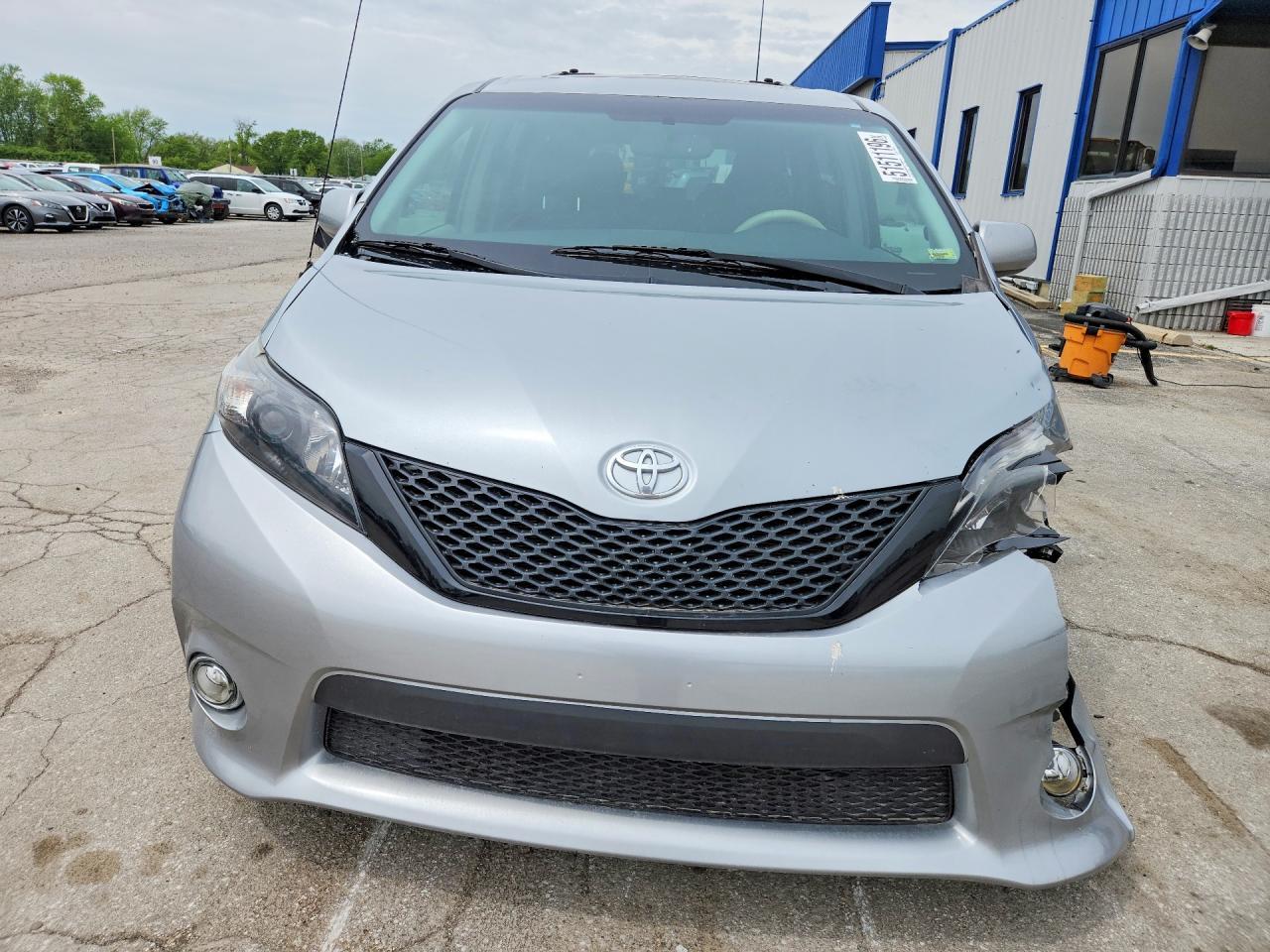 2014 Toyota Sienna Sport - Фото 5