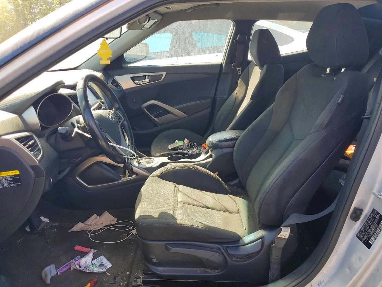 2017 Hyundai Veloster Base - Image 7