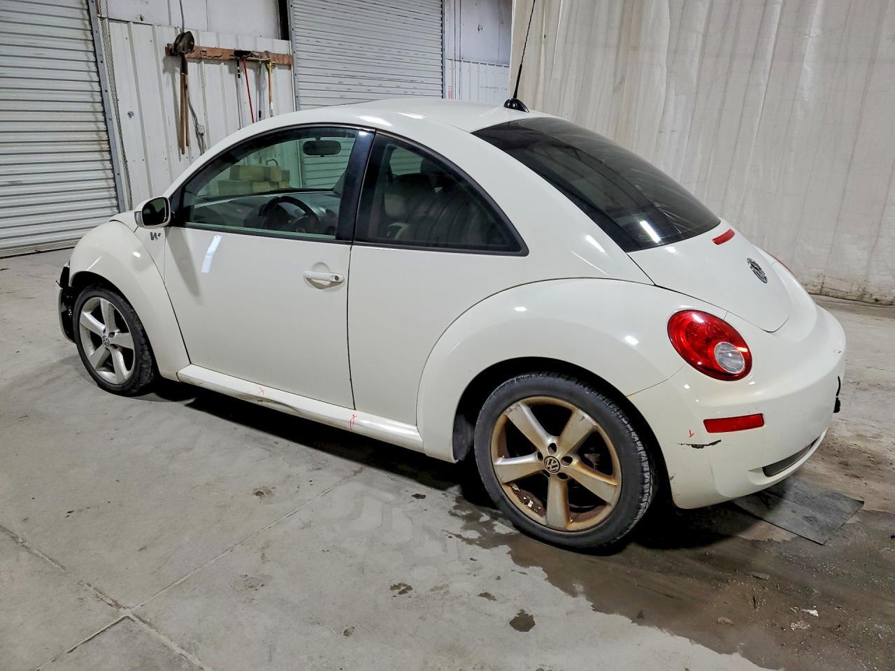 2008 Volkswagen New Beetle Triple White - Image 2