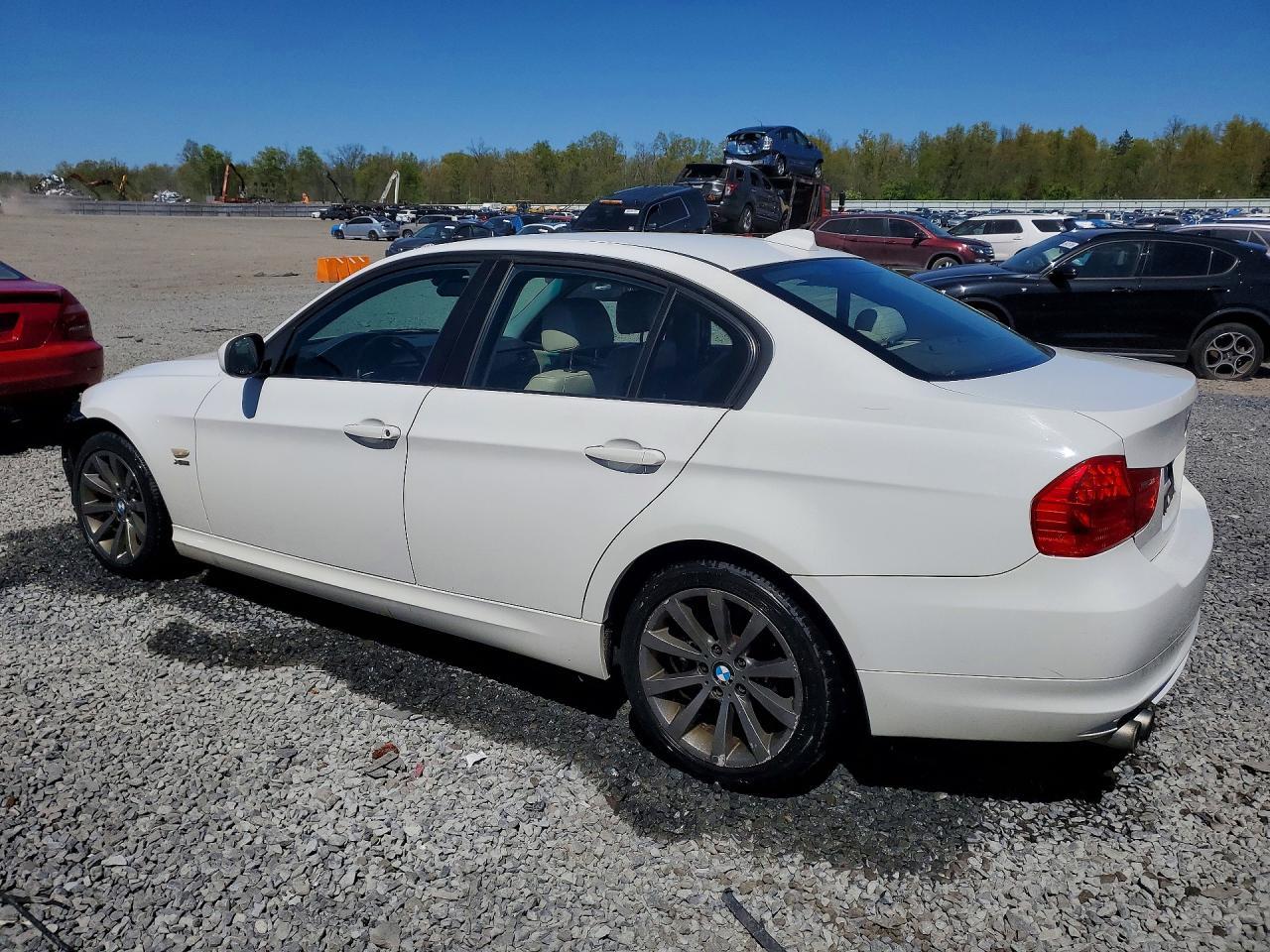 2011 BMW 328 Xi - Image 2