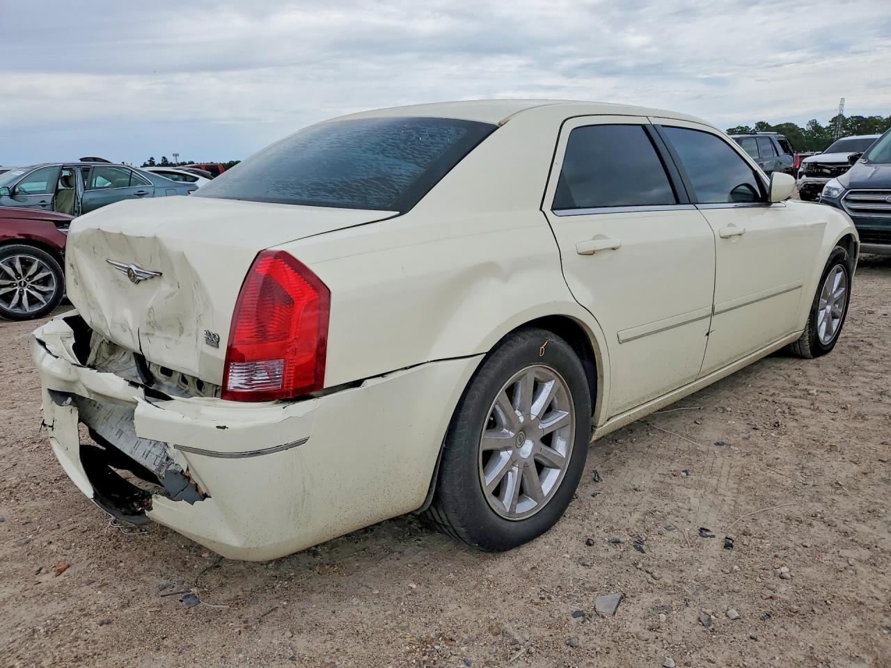 2005 Chrysler 300 Touring - Image 3